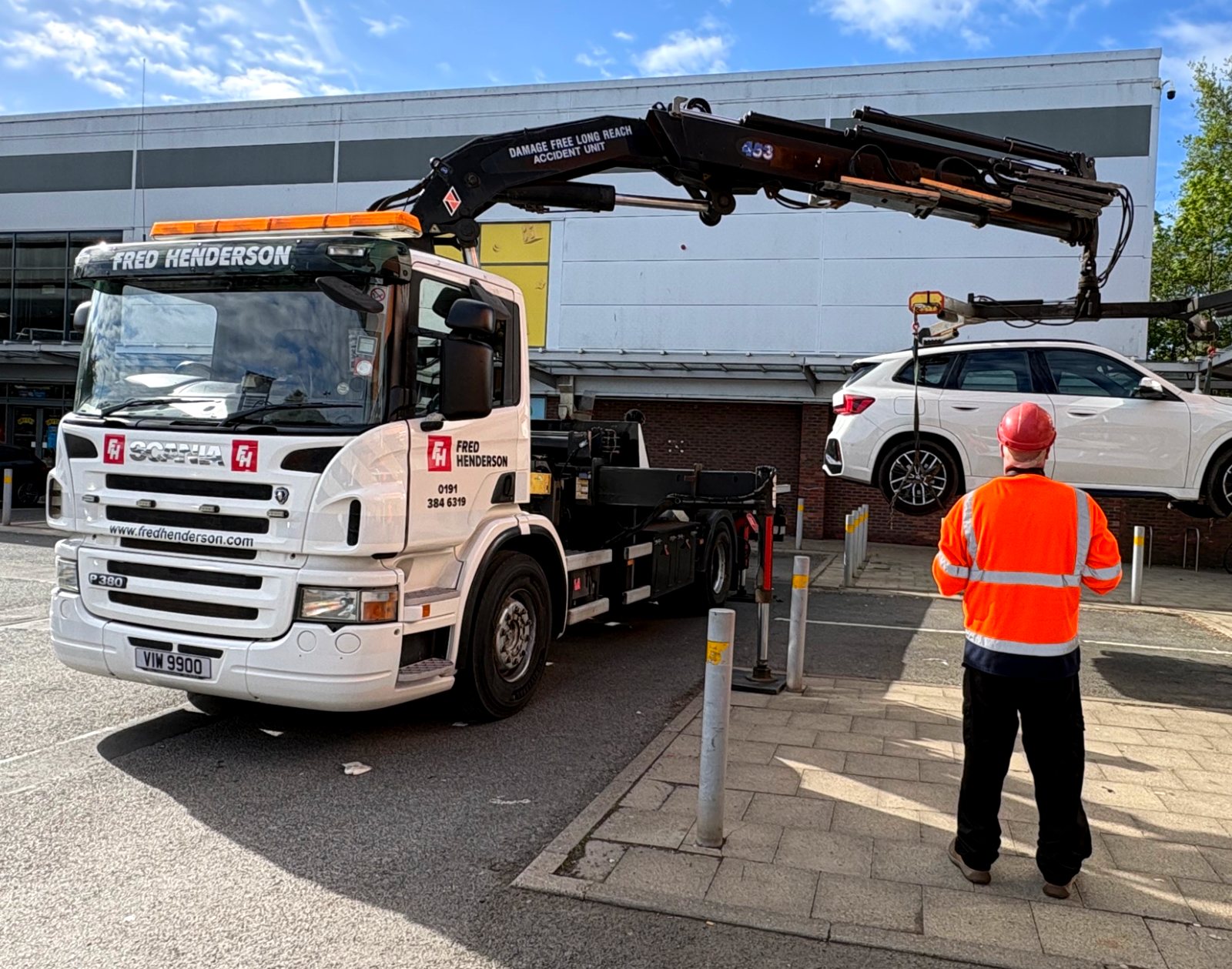 Fred Henderson recovery operator lifting a car with the damage-free long-reach accident recovery crane